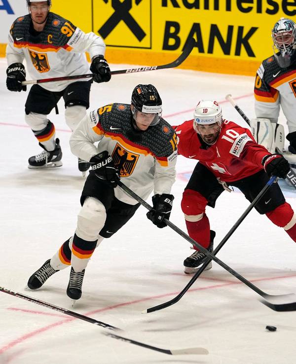 Mit vereinten Kräften stemmt sich die deutsche Nationalmannschaft im Gruppen-Finale bei der Eishockey-WM gegen die Schweiz