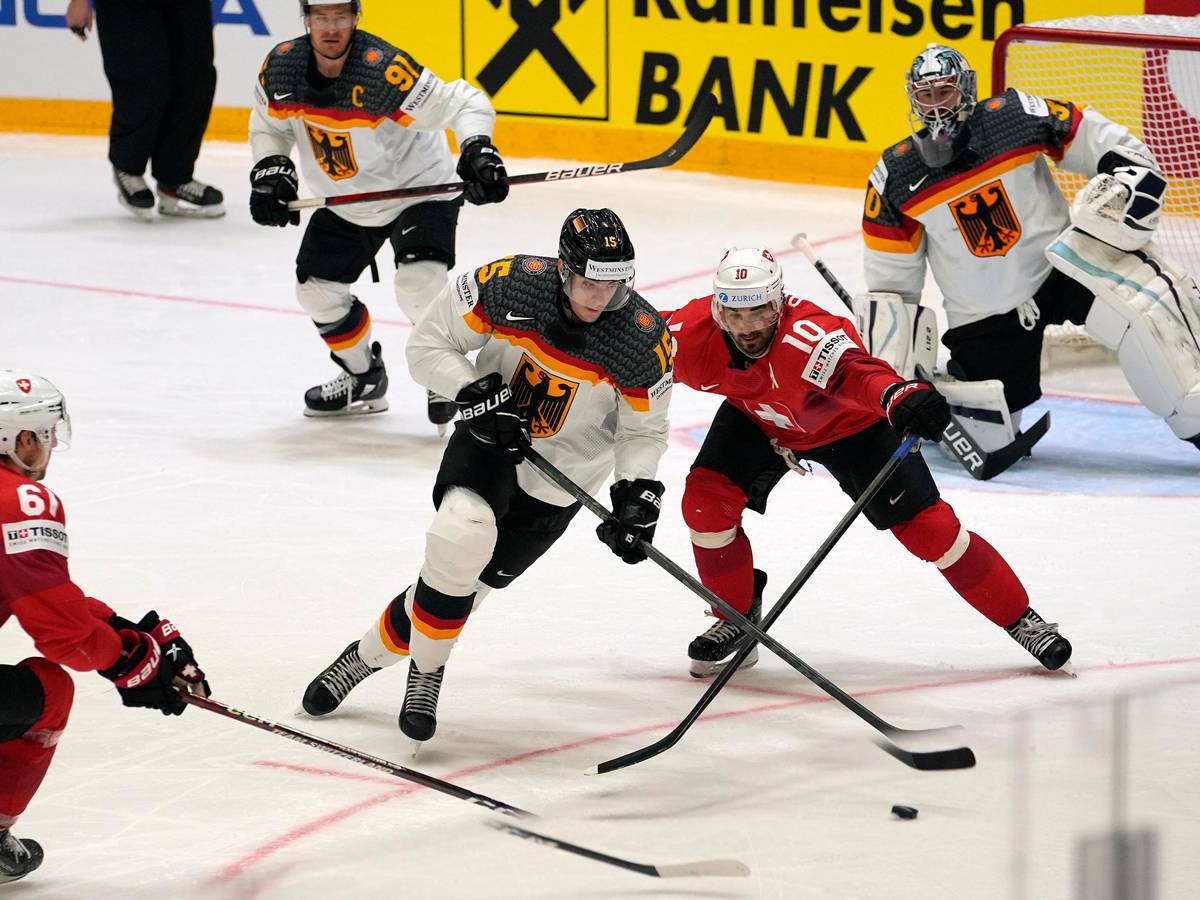 Mit vereinten Kräften stemmt sich die deutsche Nationalmannschaft im Gruppen-Finale bei der Eishockey-WM gegen die Schweiz