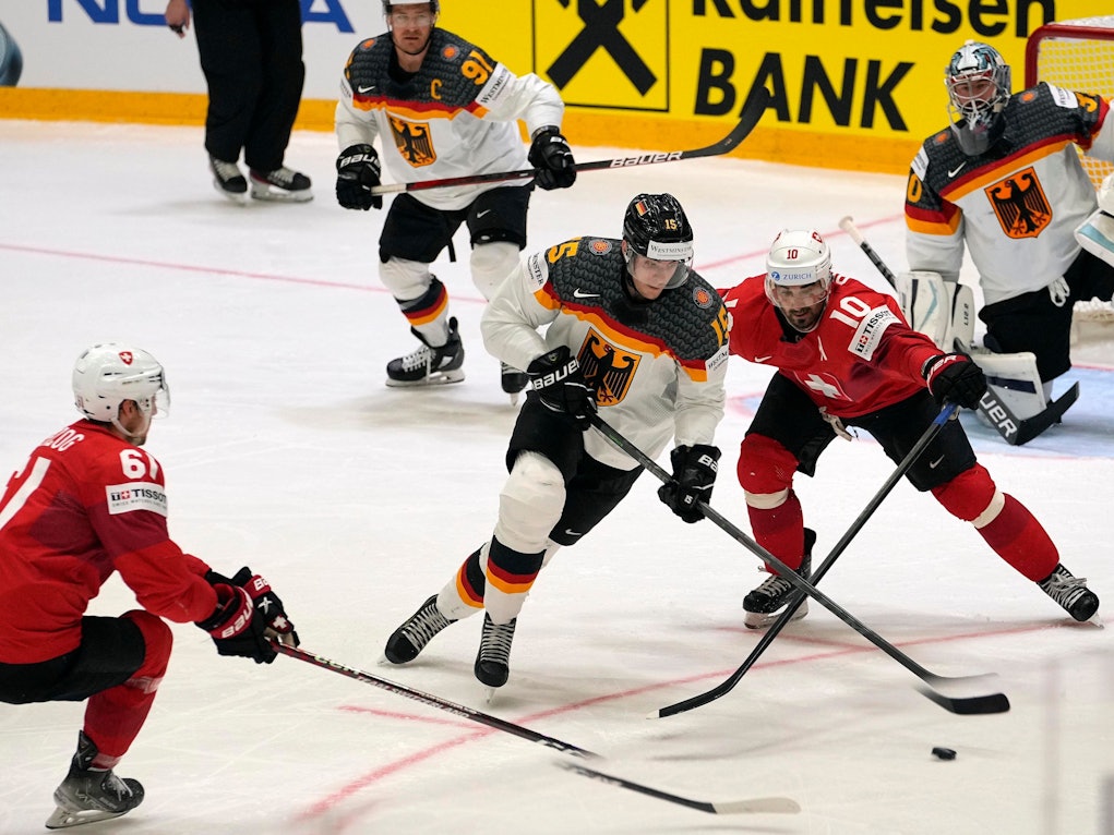 Mit vereinten Kräften stemmt sich die deutsche Nationalmannschaft im Gruppen-Finale bei der Eishockey-WM gegen die Schweiz