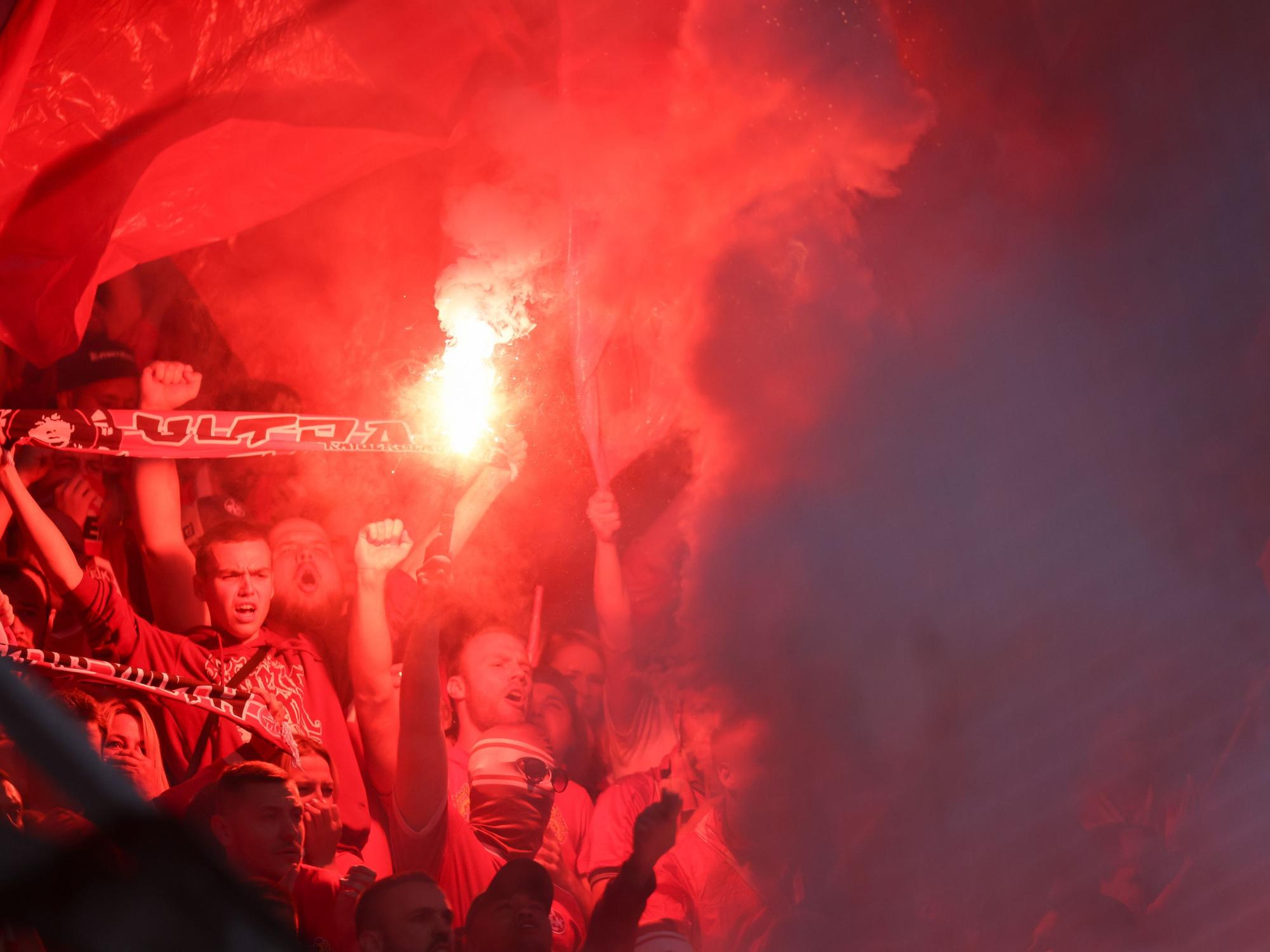 Unschöne Szenen: Das Relegations-Rückspiel zwischen Dynamo Dresden und dem 1. FC Kaiserslautern am 24. Mai 2022 startete verspätet.