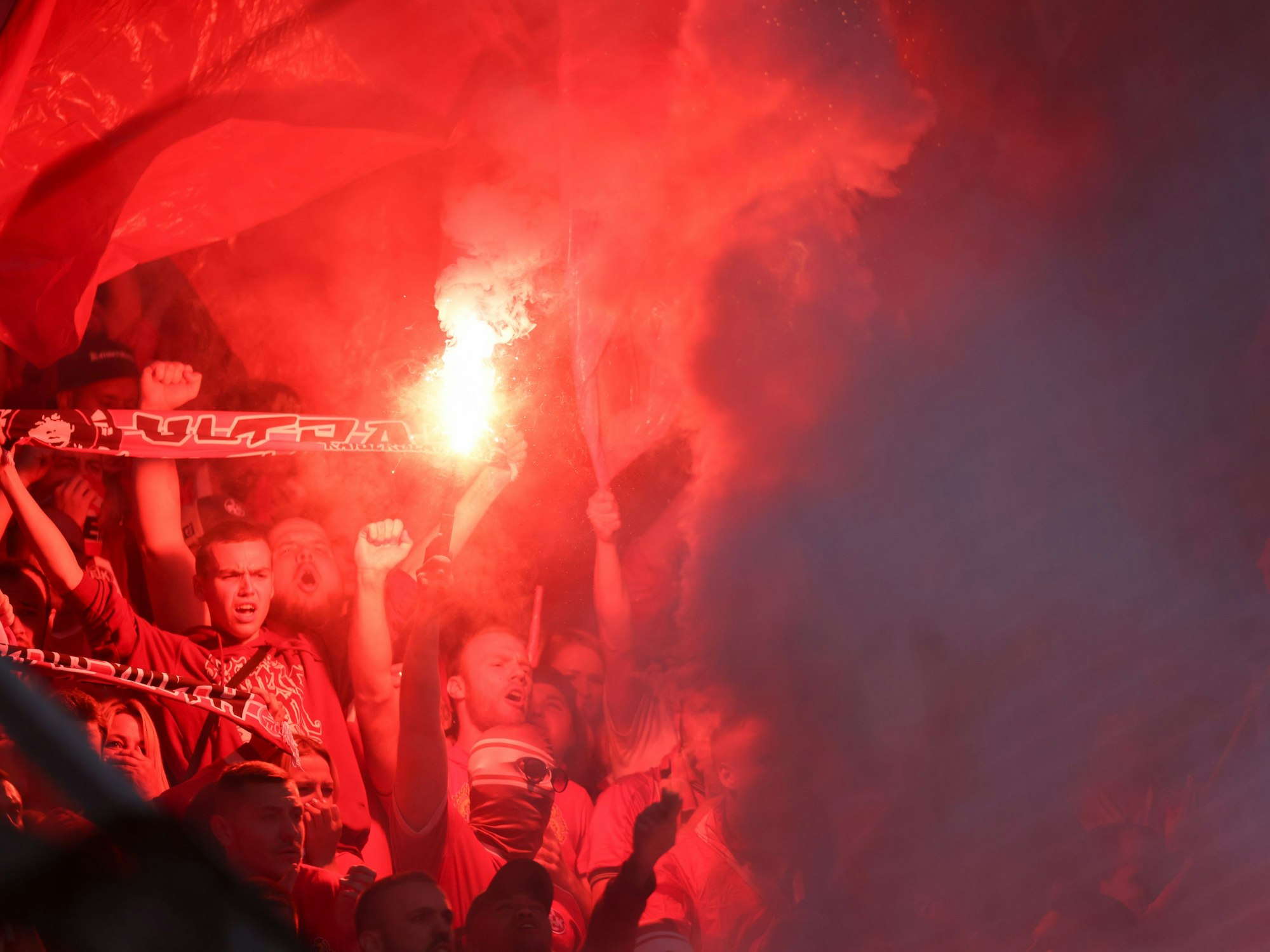 Unschöne Szenen: Das Relegations-Rückspiel zwischen Dynamo Dresden und dem 1. FC Kaiserslautern am 24. Mai 2022 startete verspätet.