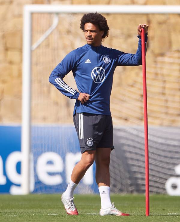 Nationalspieler Leroy Sané steht auf dem Trainingsplatz.