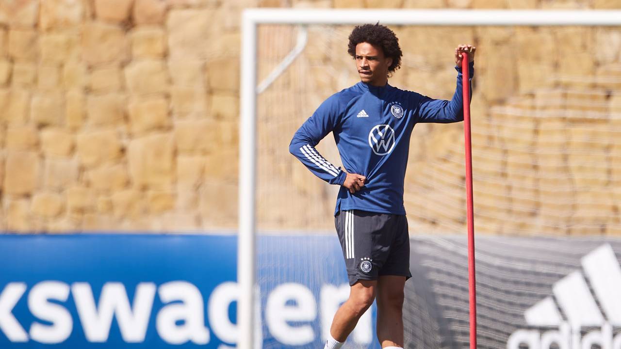 Nationalspieler Leroy Sané steht auf dem Trainingsplatz.