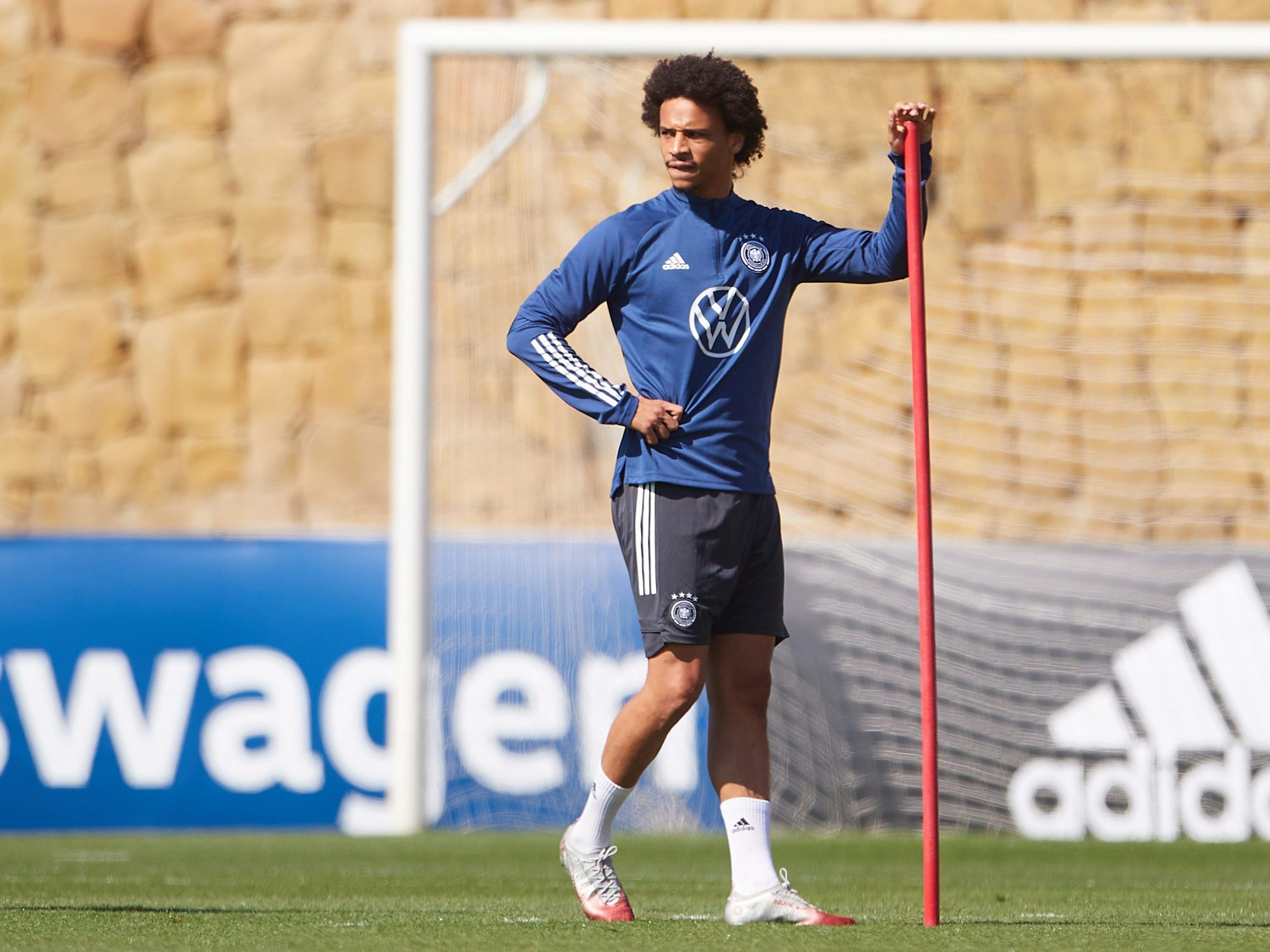 Nationalspieler Leroy Sané steht auf dem Trainingsplatz.