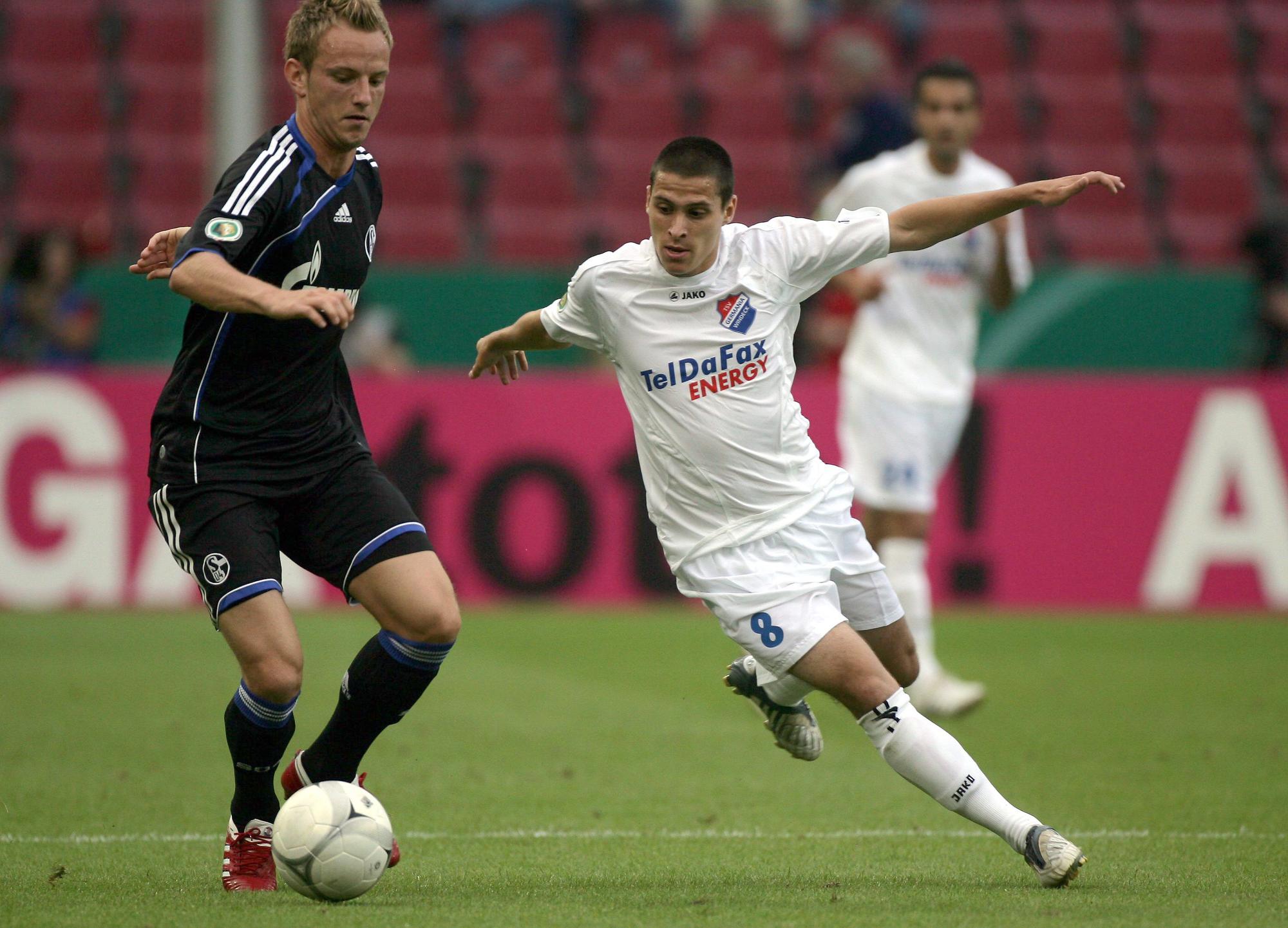 Fußballszene aus dem Spiel Germania Windeck gegen FC Schalke 04.