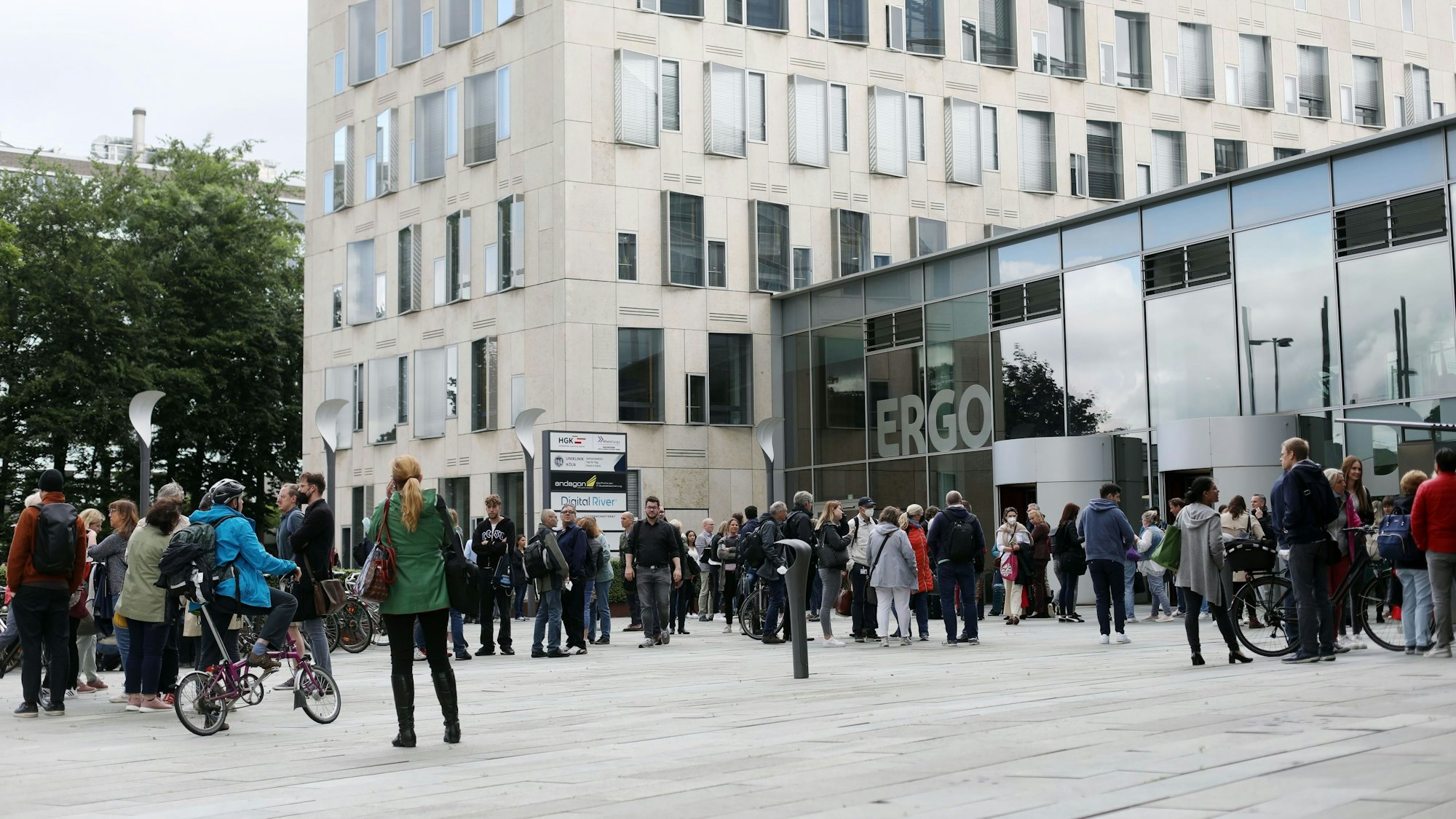 Menschen stehen nach Bombenfund außerhalb ihrer Büros.