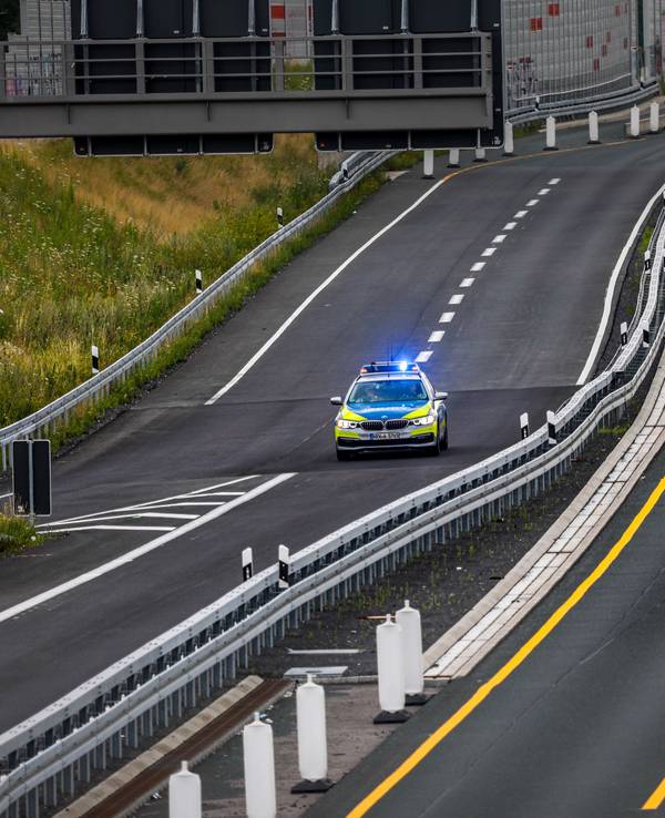 Polizeiauto auf einer Autobahnstrecke