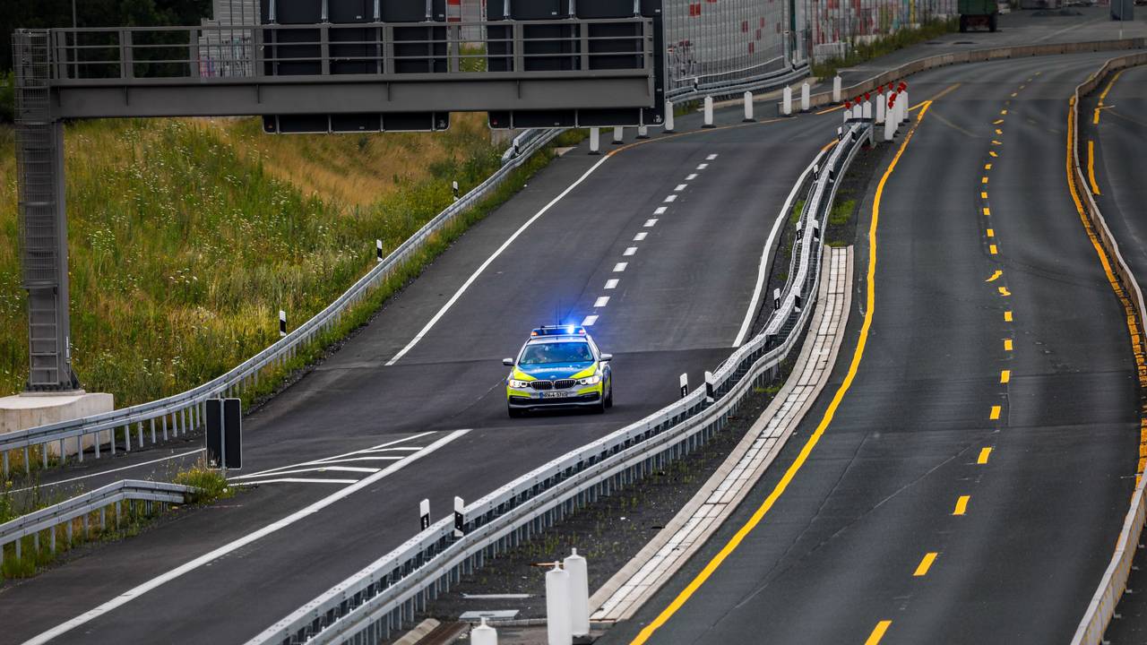 Polizeiauto auf einer Autobahnstrecke