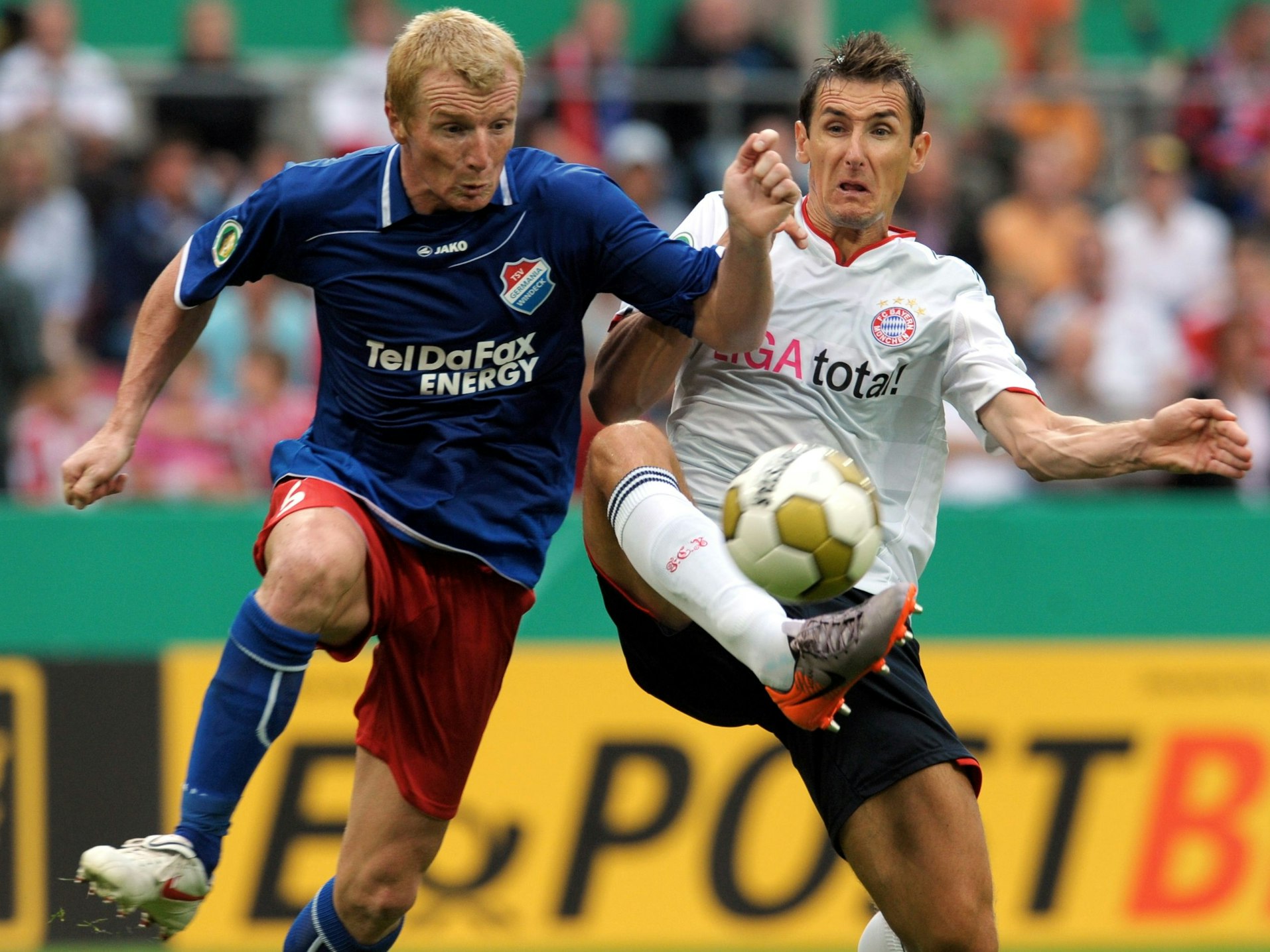 Actionszene aus dem Fußballspiel Germania Windeck gegen Bayern München.