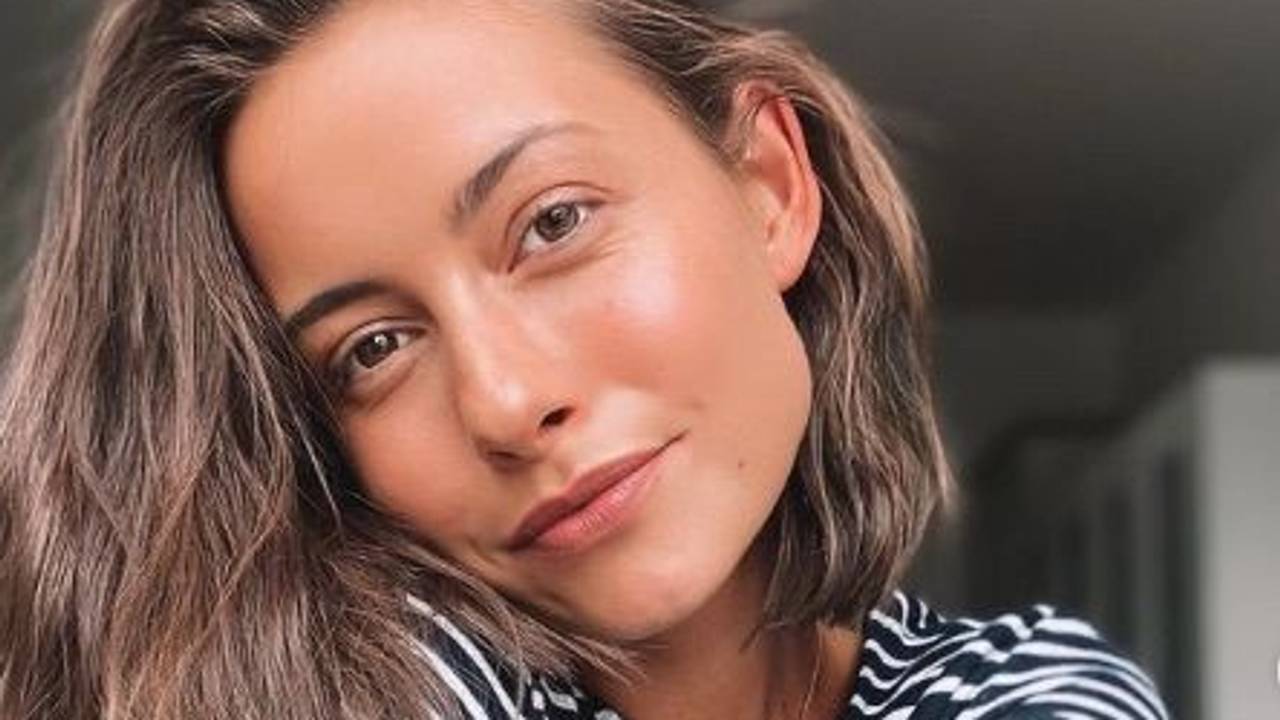Jennifer Lange posiert im Mai 2020 für ein Selfie.