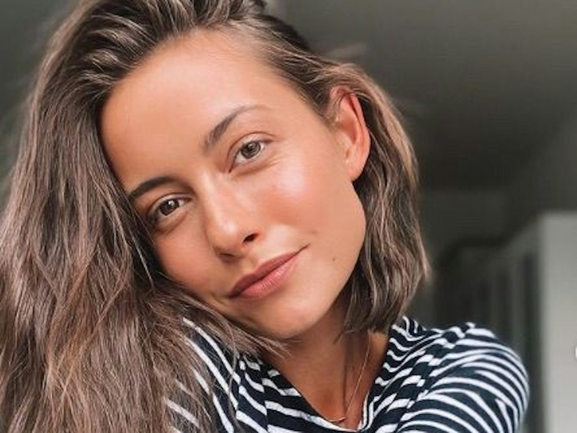 Jennifer Lange posiert im Mai 2020 für ein Selfie.