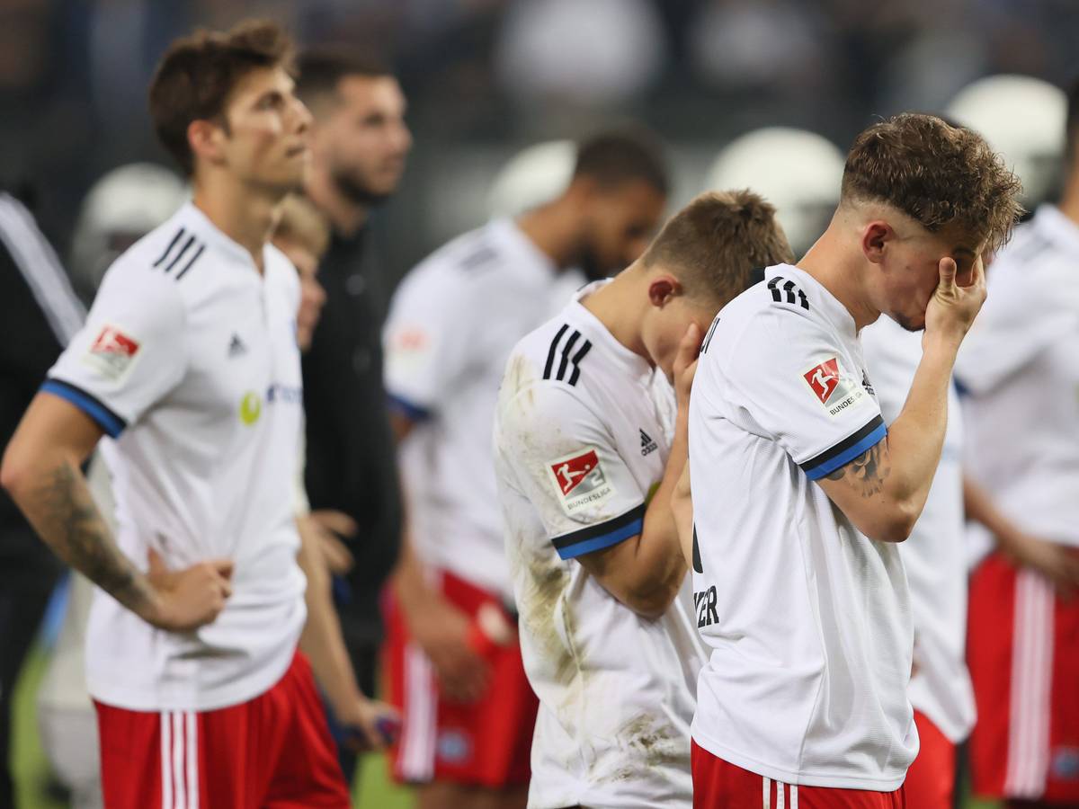 Die Spieler des Hamburger SV stehen nach dem verpassten Bundesliga-Aufstieg in der Relegation ernüchtert vor der eigenen Fankurve.