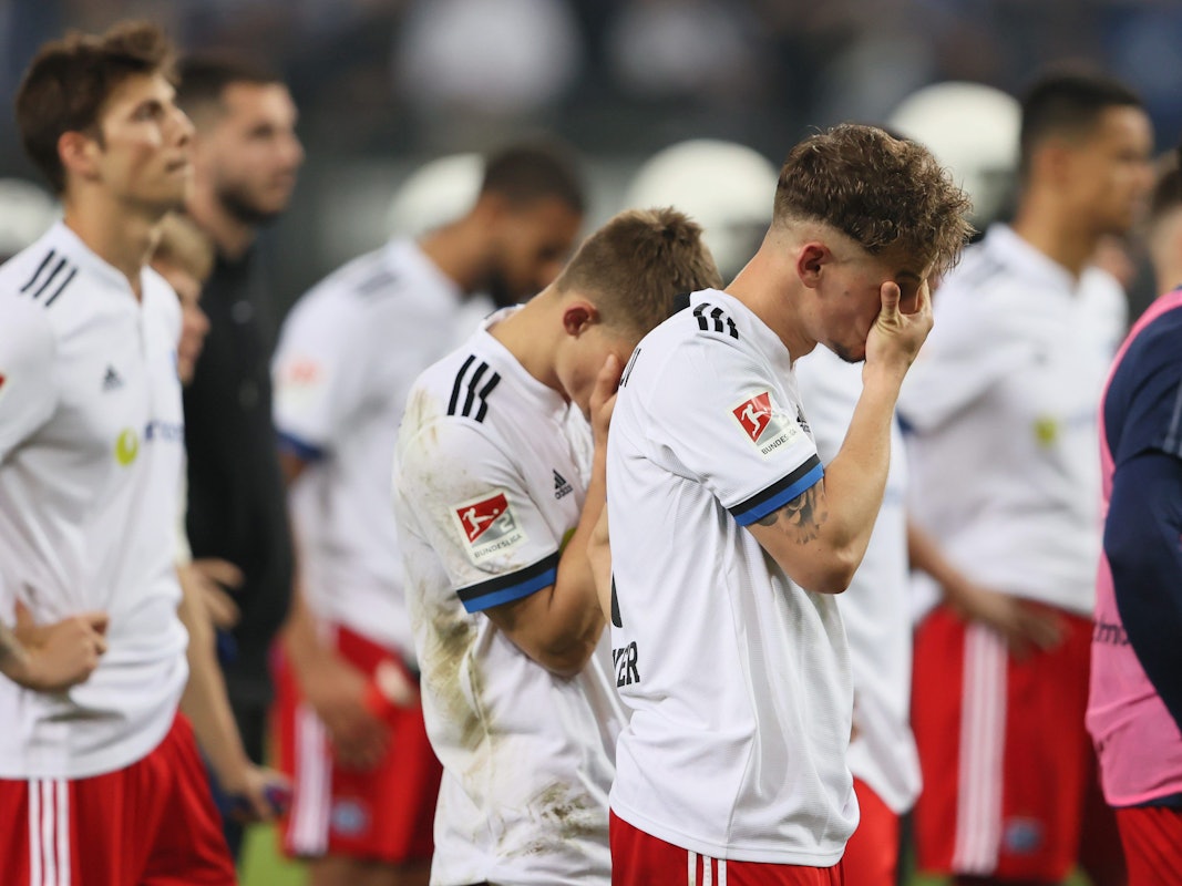 Die Spieler des Hamburger SV stehen nach dem verpassten Bundesliga-Aufstieg in der Relegation ernüchtert vor der eigenen Fankurve.