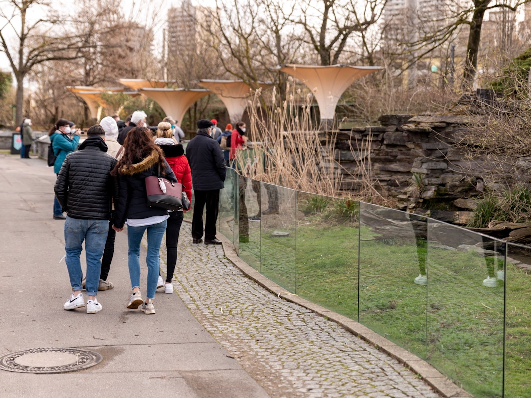 Besucherinnen und Besucher schlendern durch den Kölner Zoo.