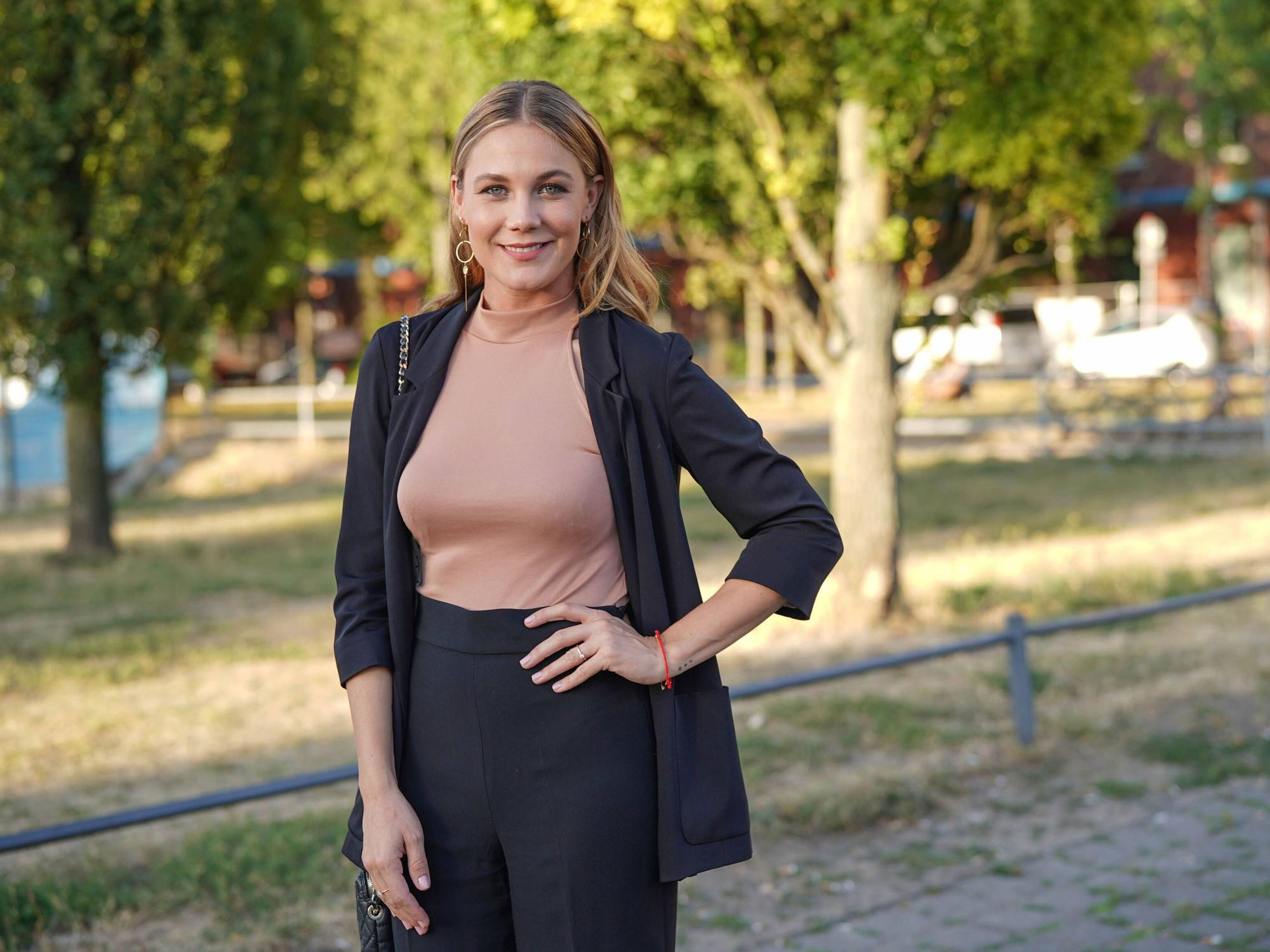 Alina Merkau vom Sat.1-„Frühstücksfernsehen posiert in einem Berliner Park.