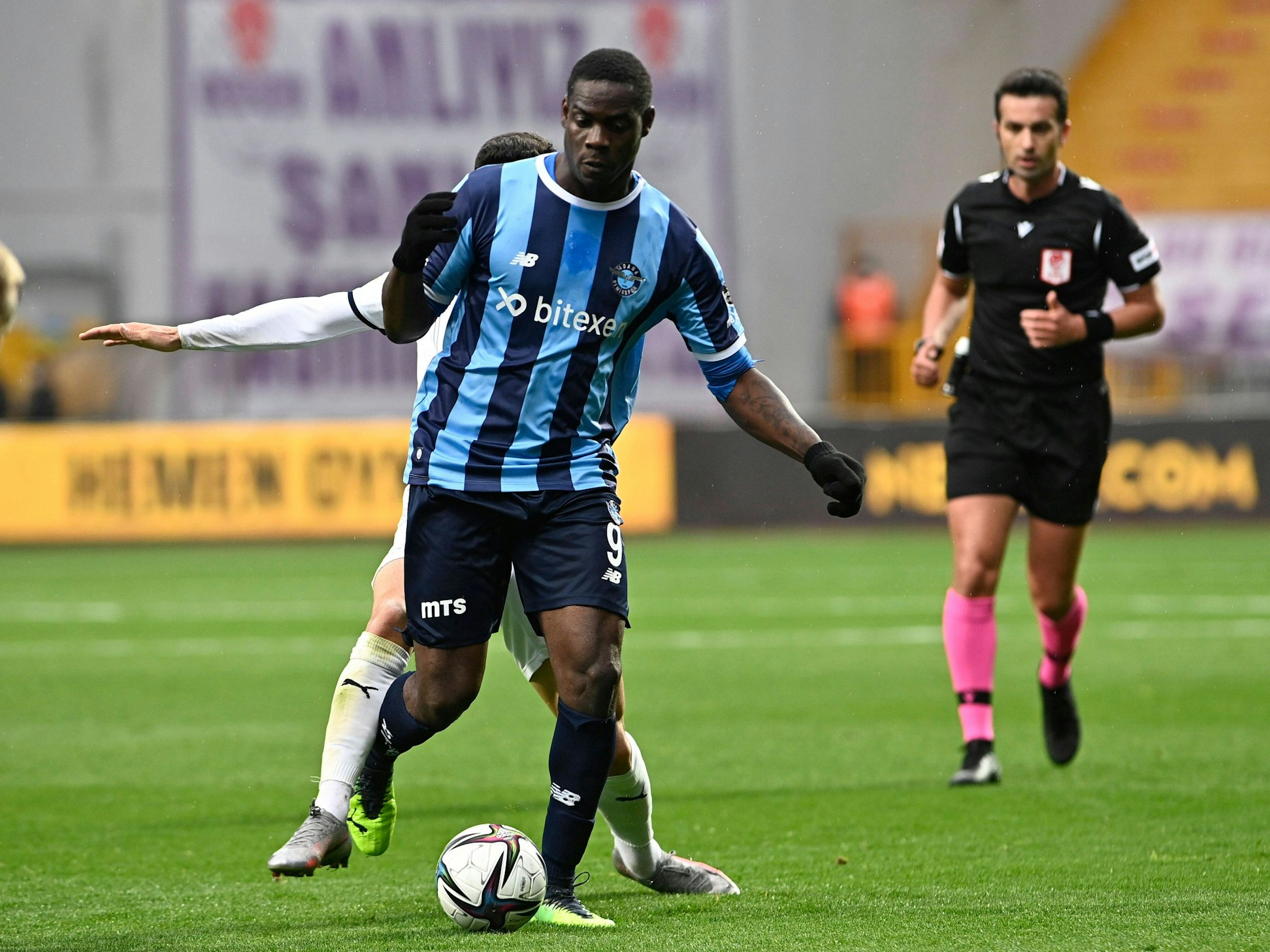 Haris Hajradinovic von Kasimpasa versucht Mario Balotelli von Adana Demirspor vom Ball zu trennen.