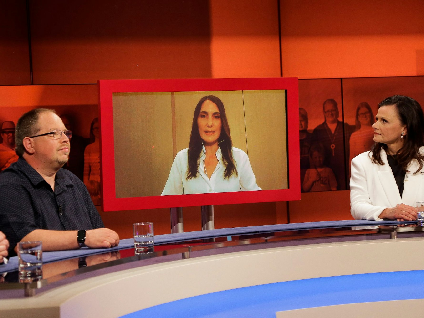 Börsenexpertin Anja Kohl (Mitte) war per Video in die „Hart aber fair“-Runde am 23. Mai 2022 zugeschaltet.
