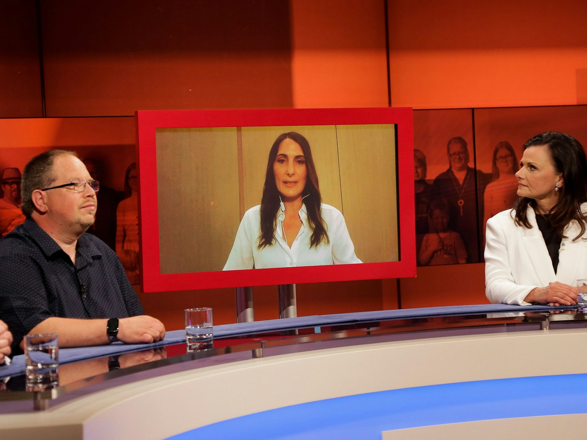 Börsenexpertin Anja Kohl (Mitte) war per Video in die „Hart aber fair“-Runde am 23. Mai 2022 zugeschaltet.