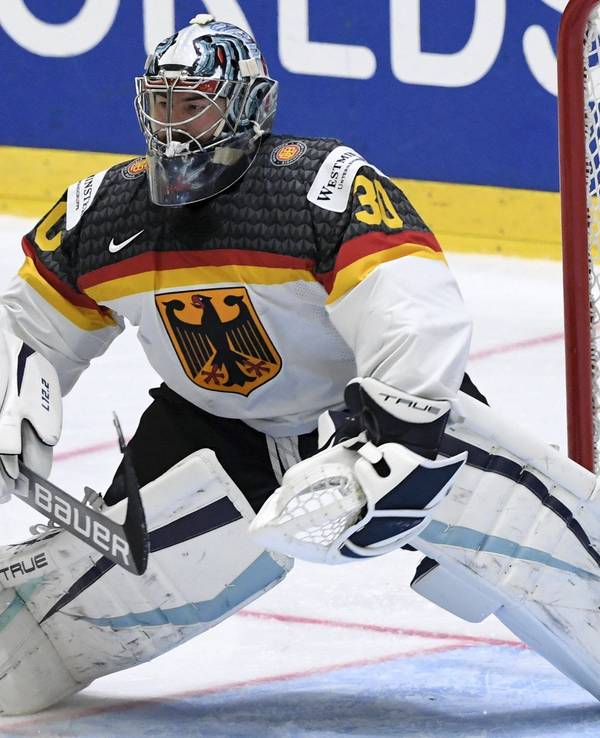 Philipp Grubauer macht sich vor dem Gehäuse breit.
