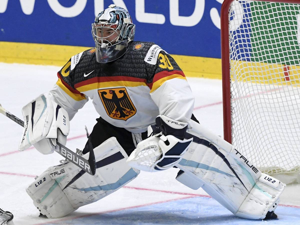 Philipp Grubauer macht sich vor dem Gehäuse breit.