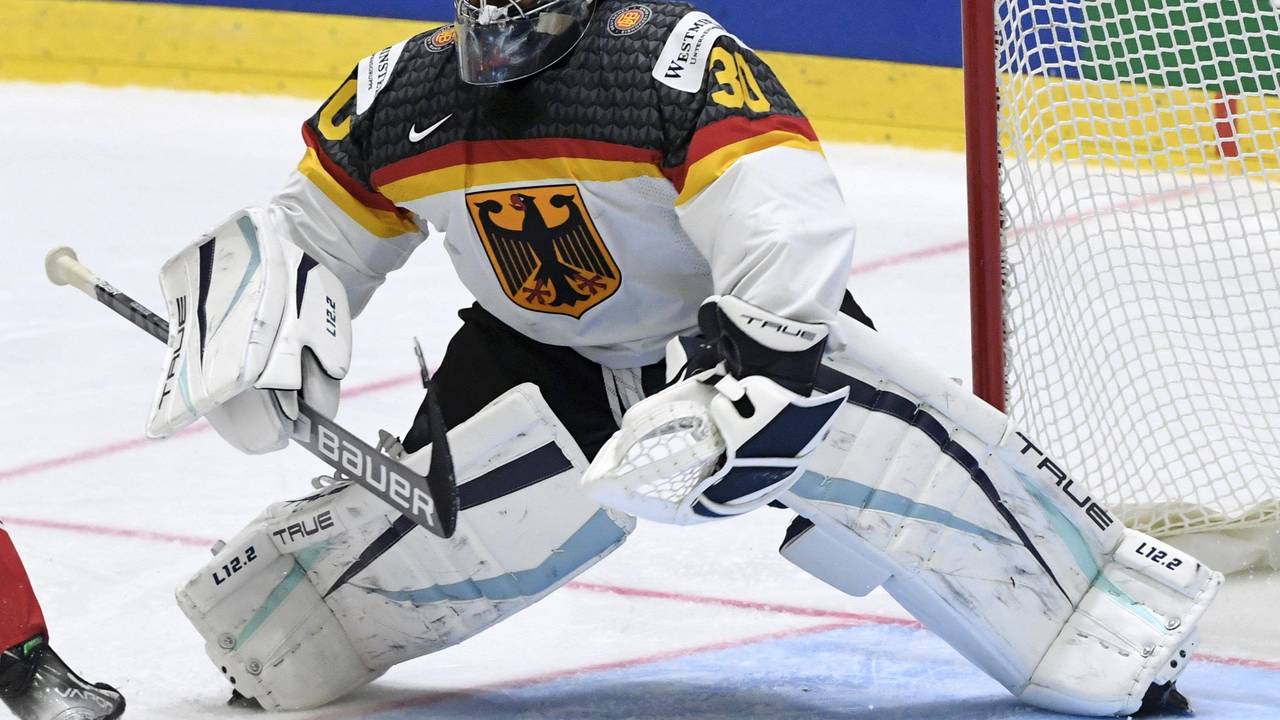 Philipp Grubauer macht sich vor dem Gehäuse breit.