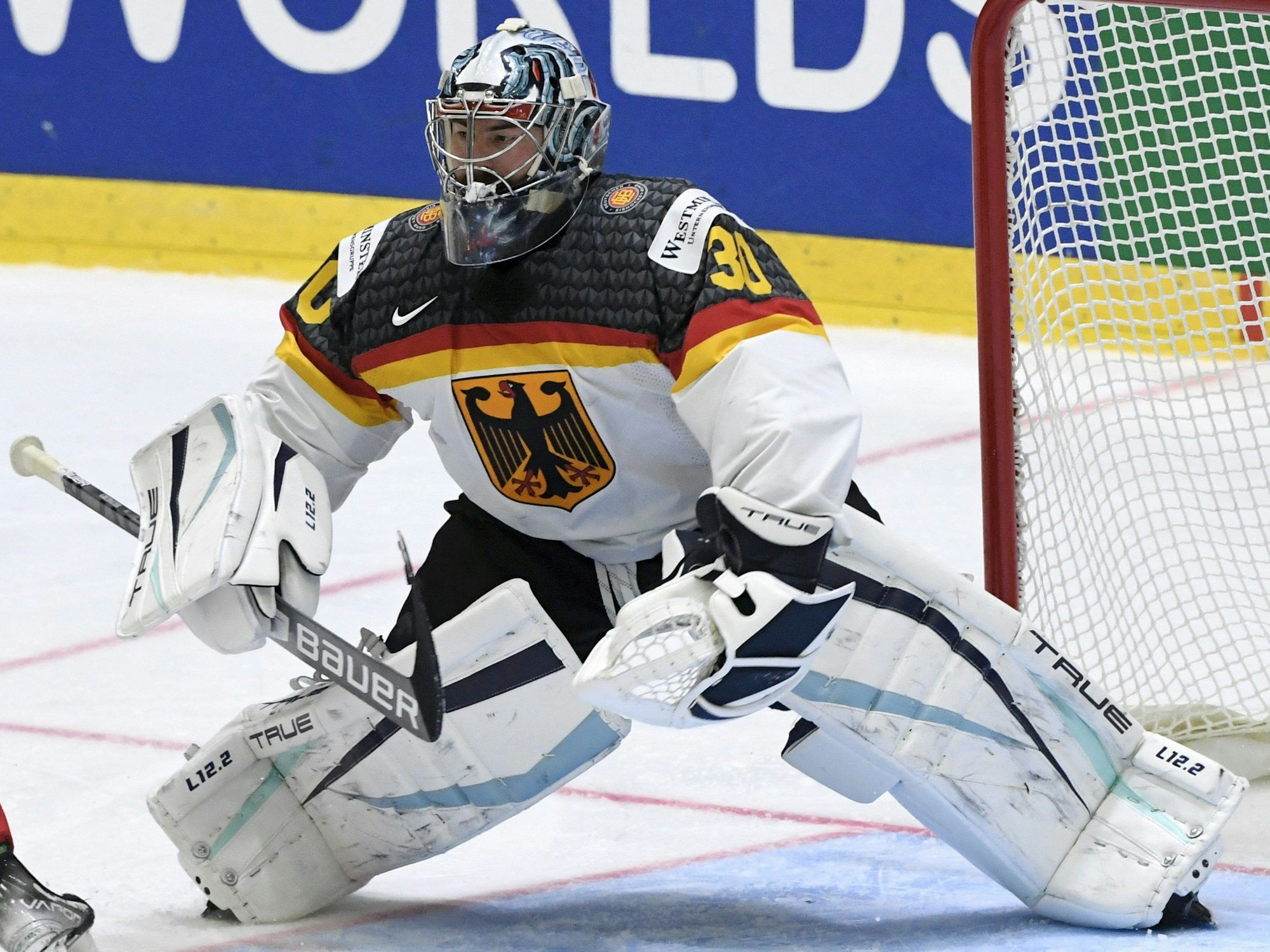 Philipp Grubauer macht sich vor dem Gehäuse breit.