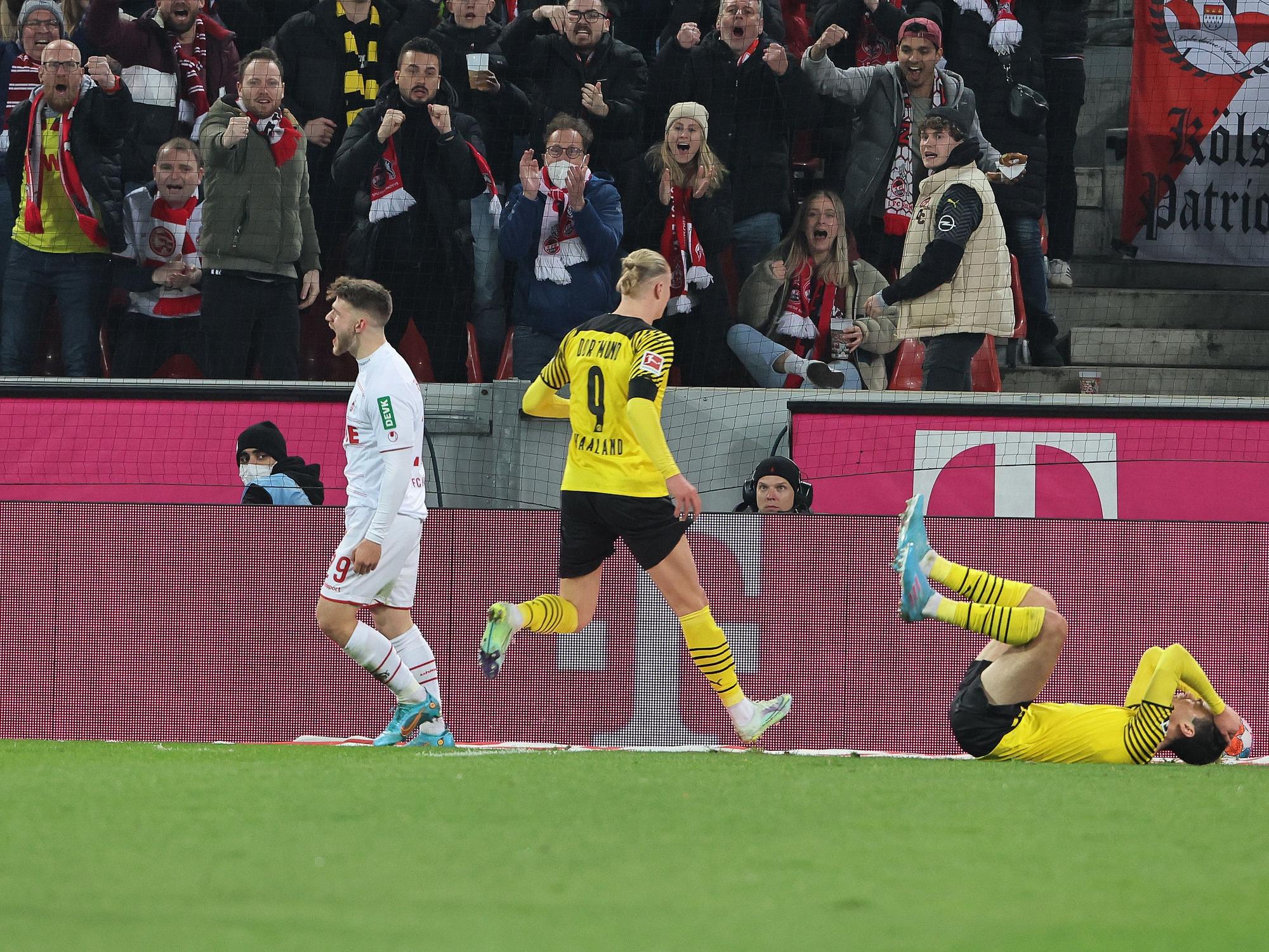 Jan Thielmann feiert seine Grätsche gegen Gio Reyna ab.