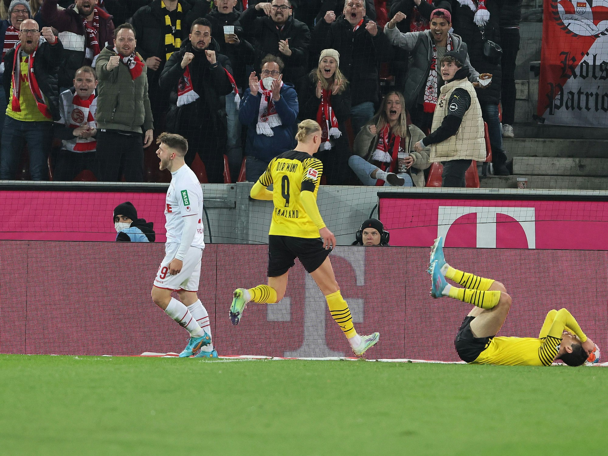 Jan Thielmann feiert seine Grätsche gegen Gio Reyna ab.