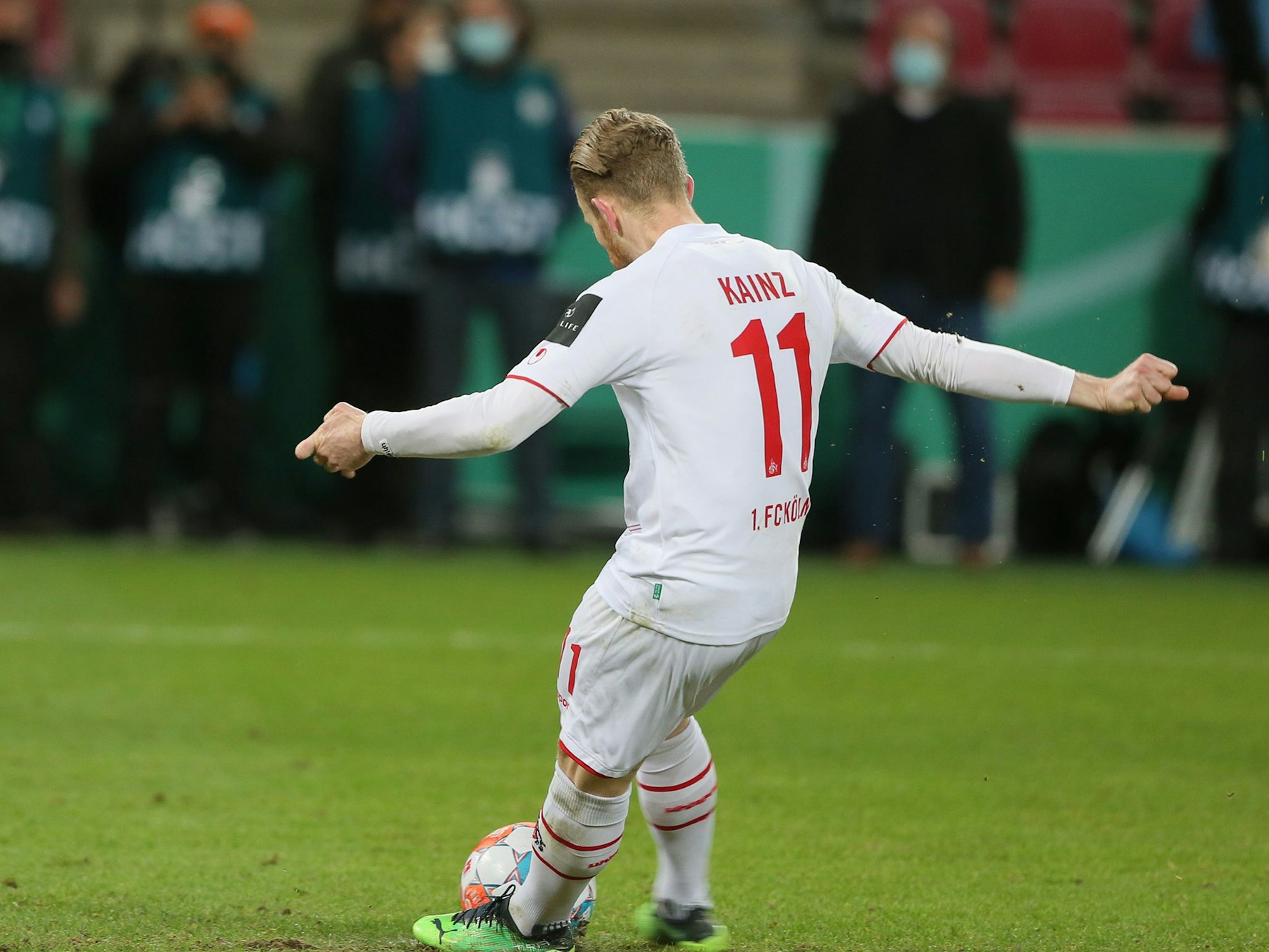 Florian Kainz schießt sich beim Elfmeter selbst an.