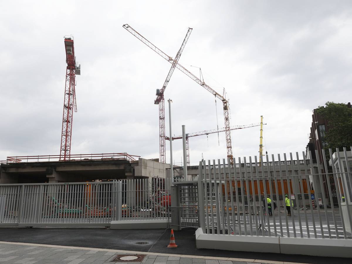 Auf einer Baustelle an der Koelnmesse stehen mehrere Kräne.