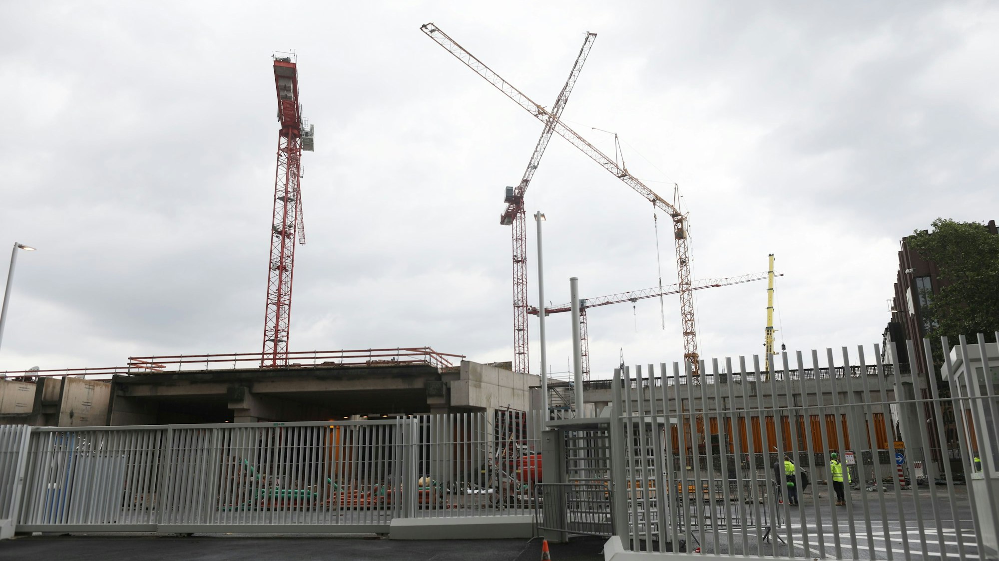 Auf einer Baustelle an der Koelnmesse stehen mehrere Kräne.