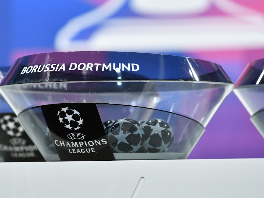 Eine Losschale in der UEFA Champions League mit dem Schriftzug Borussia Dortmund.
