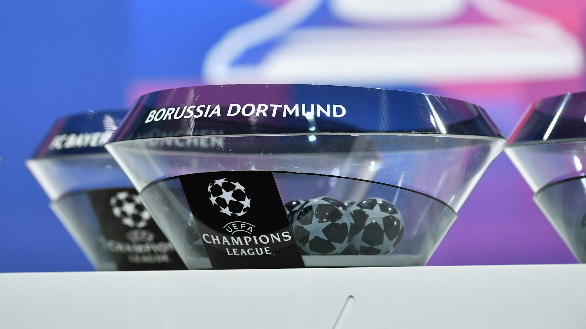 Eine Losschale in der UEFA Champions League mit dem Schriftzug Borussia Dortmund.