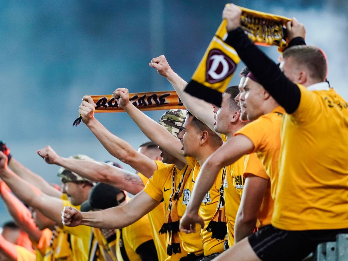 Die Behörden haben das Relegations-Rückspiel zwischen Dynamo und dem FCK als Hochrisikospiel eingestuft. Das Foto zeigt Dresden-Fans beim Hinspiel in Kaiserslautern am 20. Mai 2022.