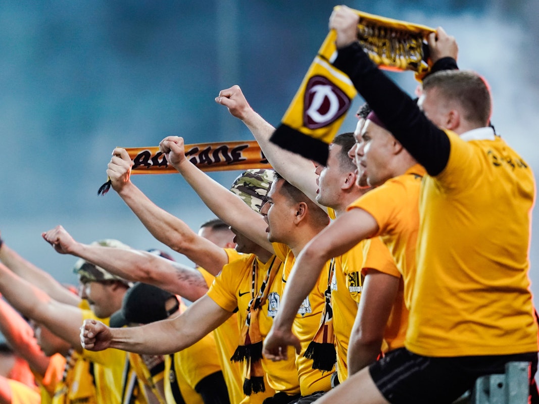 Die Behörden haben das Relegations-Rückspiel zwischen Dynamo und dem FCK als Hochrisikospiel eingestuft. Das Foto zeigt Dresden-Fans beim Hinspiel in Kaiserslautern am 20. Mai 2022.