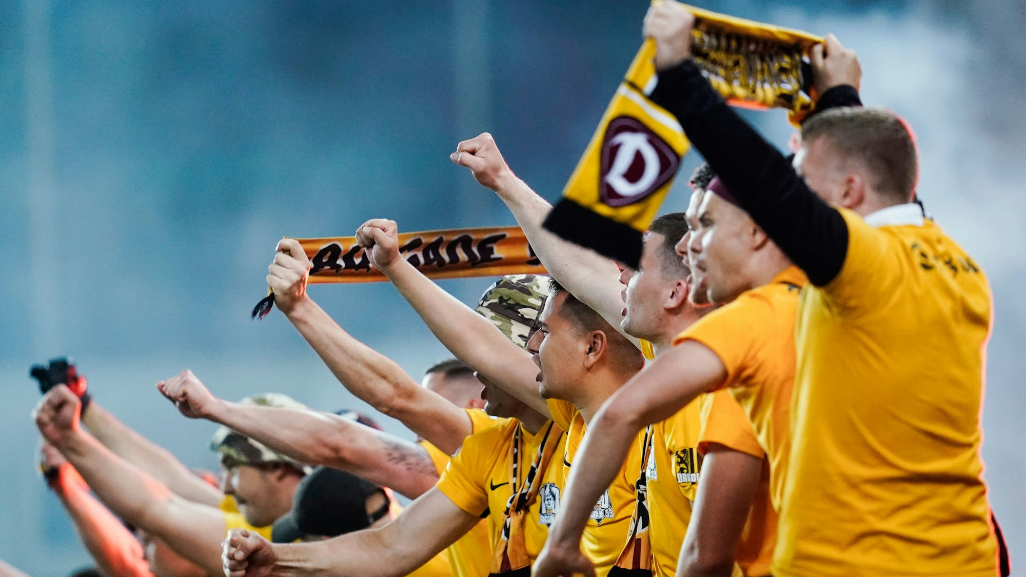 Die Behörden haben das Relegations-Rückspiel zwischen Dynamo und dem FCK als Hochrisikospiel eingestuft. Das Foto zeigt Dresden-Fans beim Hinspiel in Kaiserslautern am 20. Mai 2022.