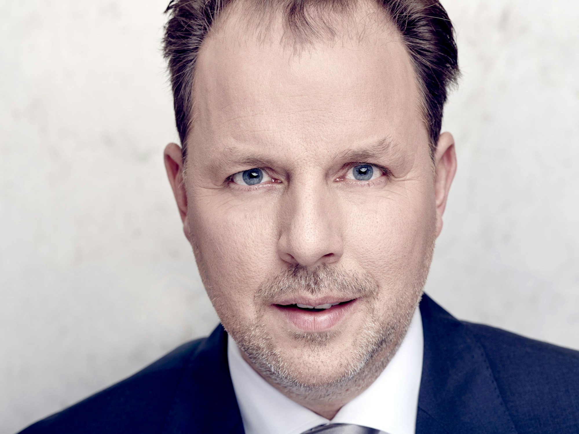 Christian Solmecke, Rechtsanwalt für Medienrecht und IT-Recht, schaut in die Kamera.