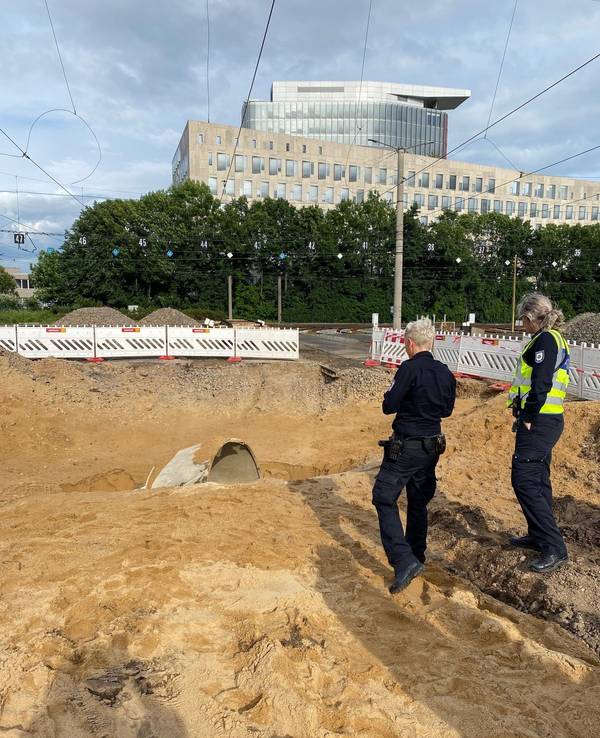Der Krater nach der Sprengung der Weltkriegsbombe in Köln-Braunsfeld.