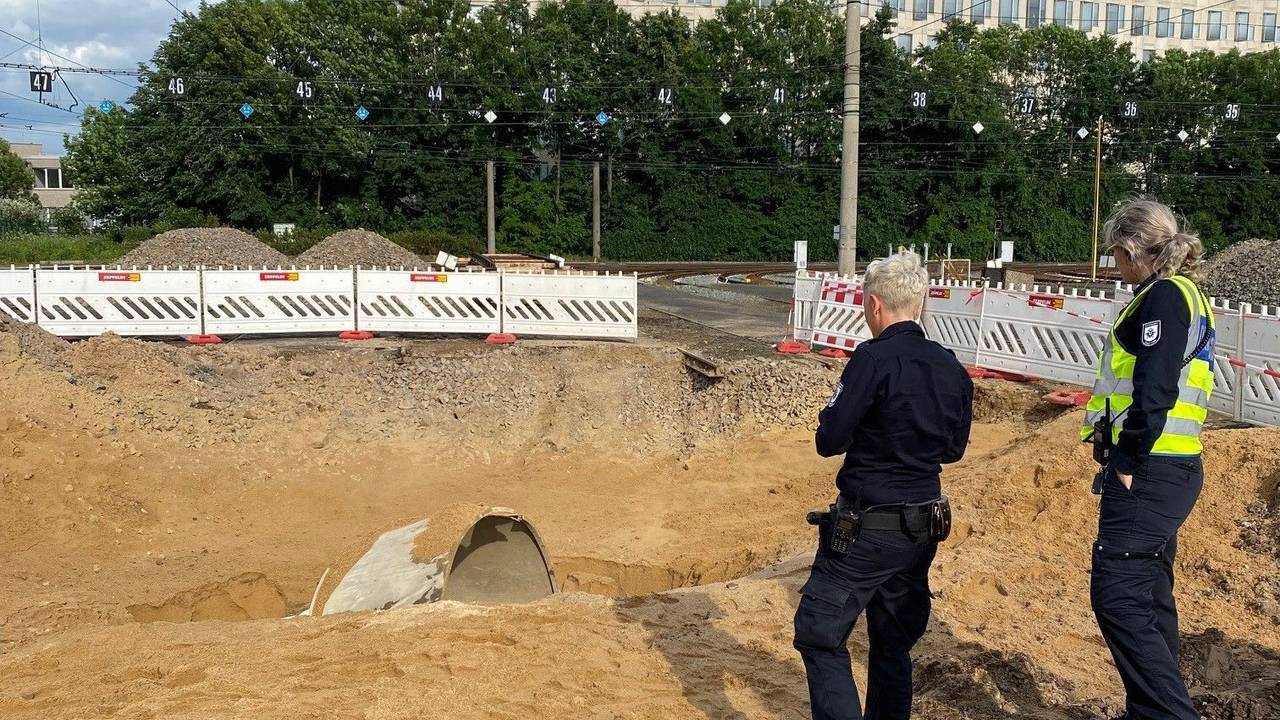Der Krater nach der Sprengung der Weltkriegsbombe in Köln-Braunsfeld.