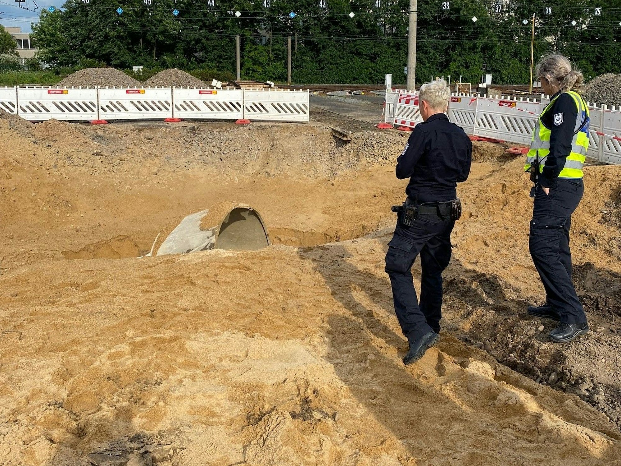 Der Krater nach der Sprengung der Weltkriegsbombe in Köln-Braunsfeld.