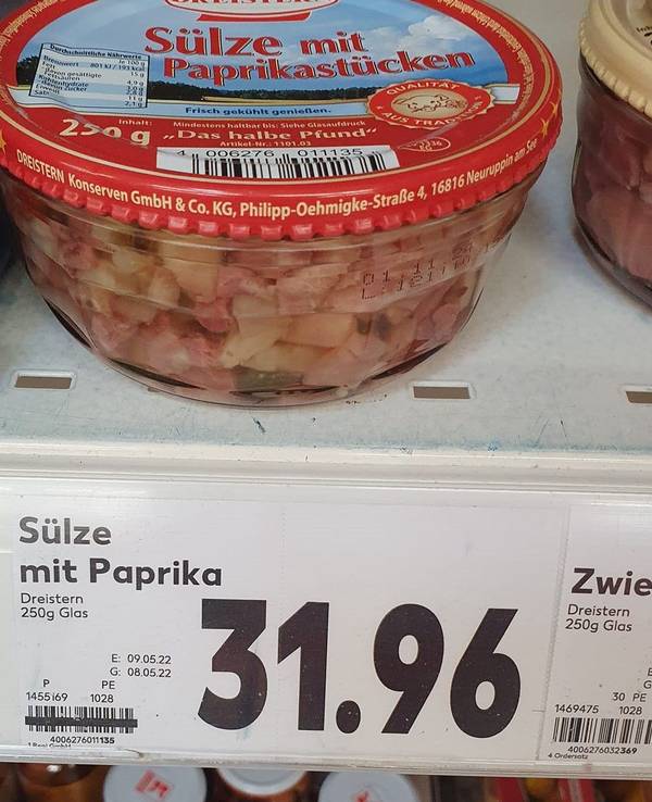 Kaufland irritiert mit einem astronomischen Preis für ein Glas Sülze. Hier das Foto vom Preisschild an dem Supermarkt-Regal.
