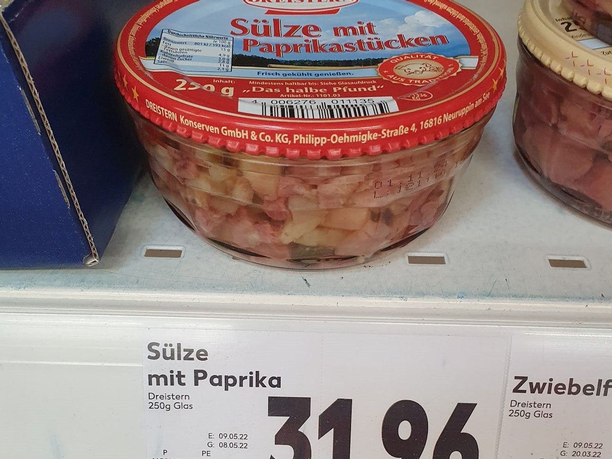 Kaufland irritiert mit einem astronomischen Preis für ein Glas Sülze. Hier das Foto vom Preisschild an dem Supermarkt-Regal.