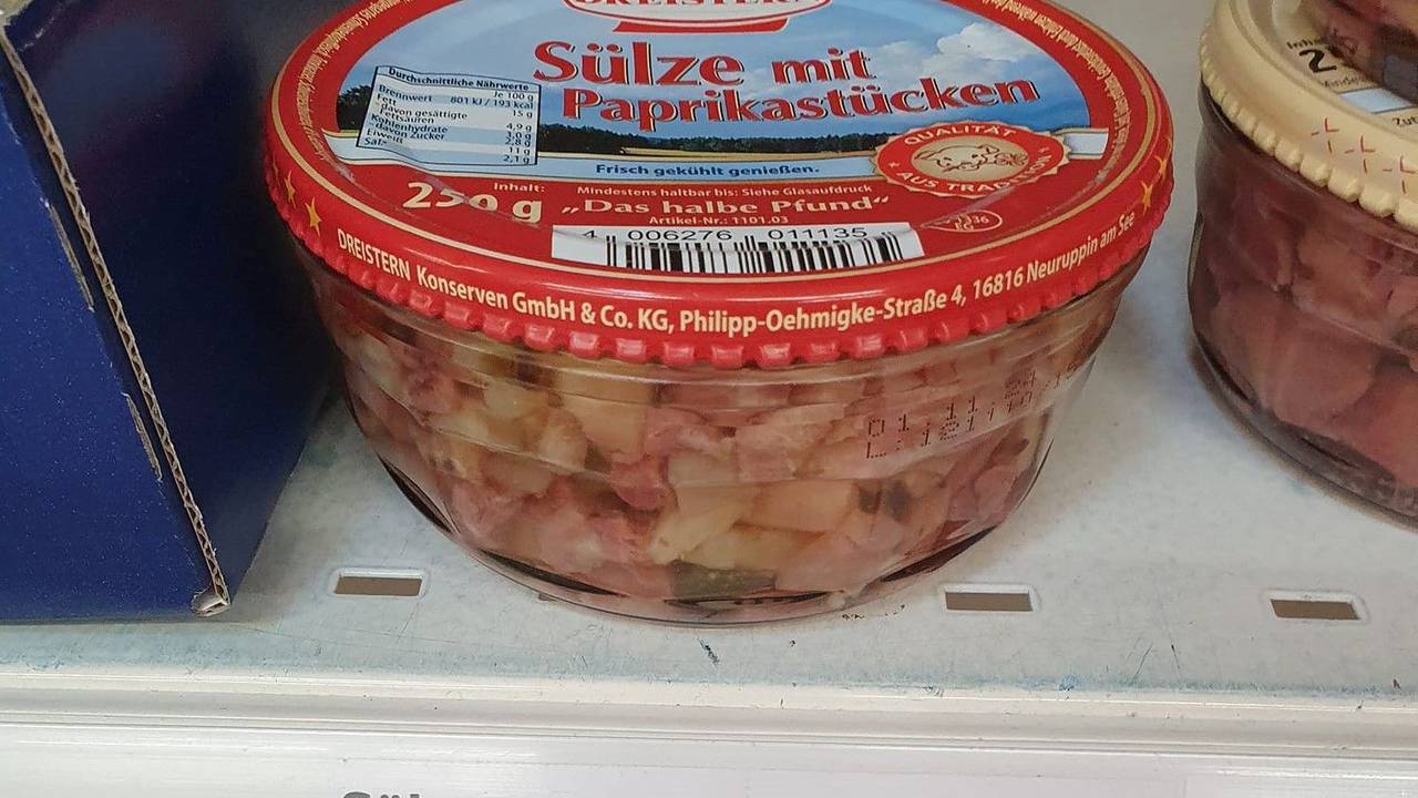 Kaufland irritiert mit einem astronomischen Preis für ein Glas Sülze. Hier das Foto vom Preisschild an dem Supermarkt-Regal.