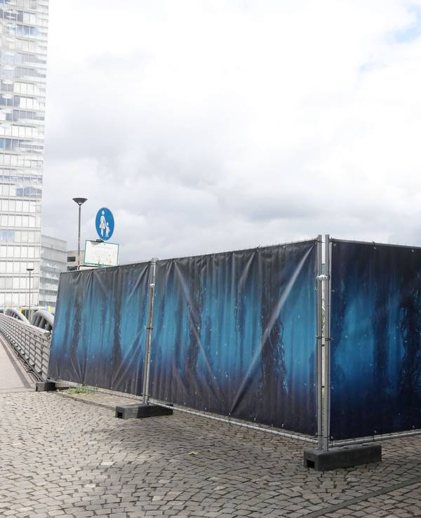Ein großer blauer Zaun umspannt einen weiten Bereich des Mediaparks.