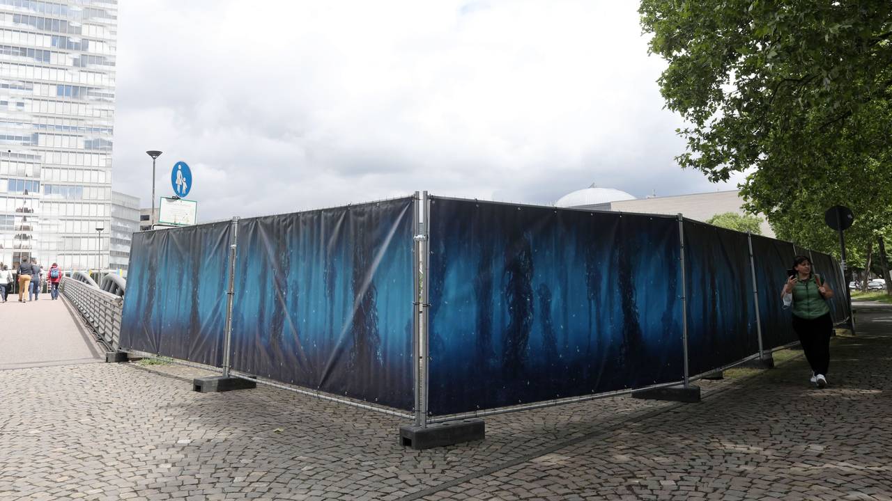 Ein großer blauer Zaun umspannt einen weiten Bereich des Mediaparks.