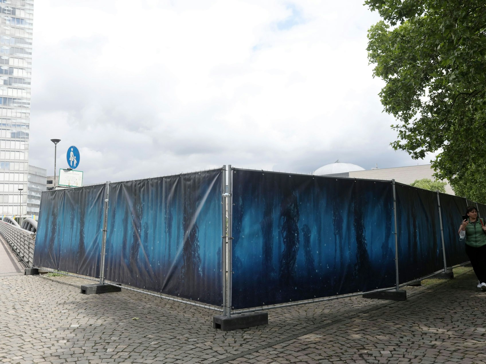 Ein großer blauer Zaun umspannt einen weiten Bereich des Mediaparks.