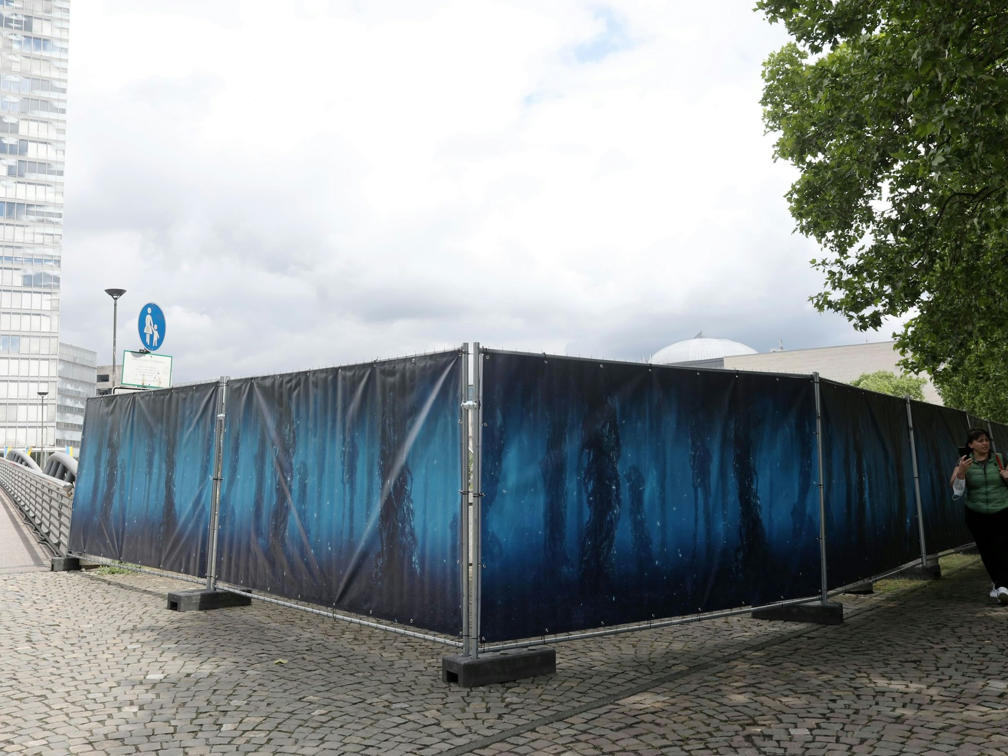 Ein großer blauer Zaun umspannt einen weiten Bereich des Mediaparks.