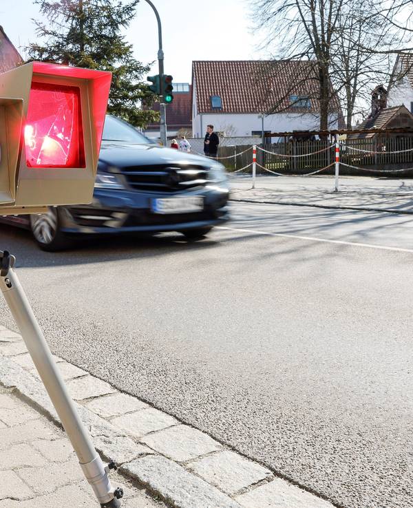 Geblitzt! Ein Geschwindigkeitsmessgerät löst vor einer Schule bei einem Auto aus.