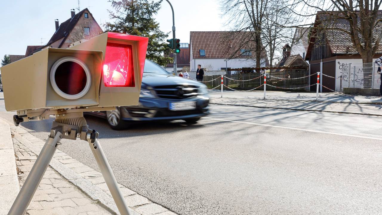 Geblitzt! Ein Geschwindigkeitsmessgerät löst vor einer Schule bei einem Auto aus.