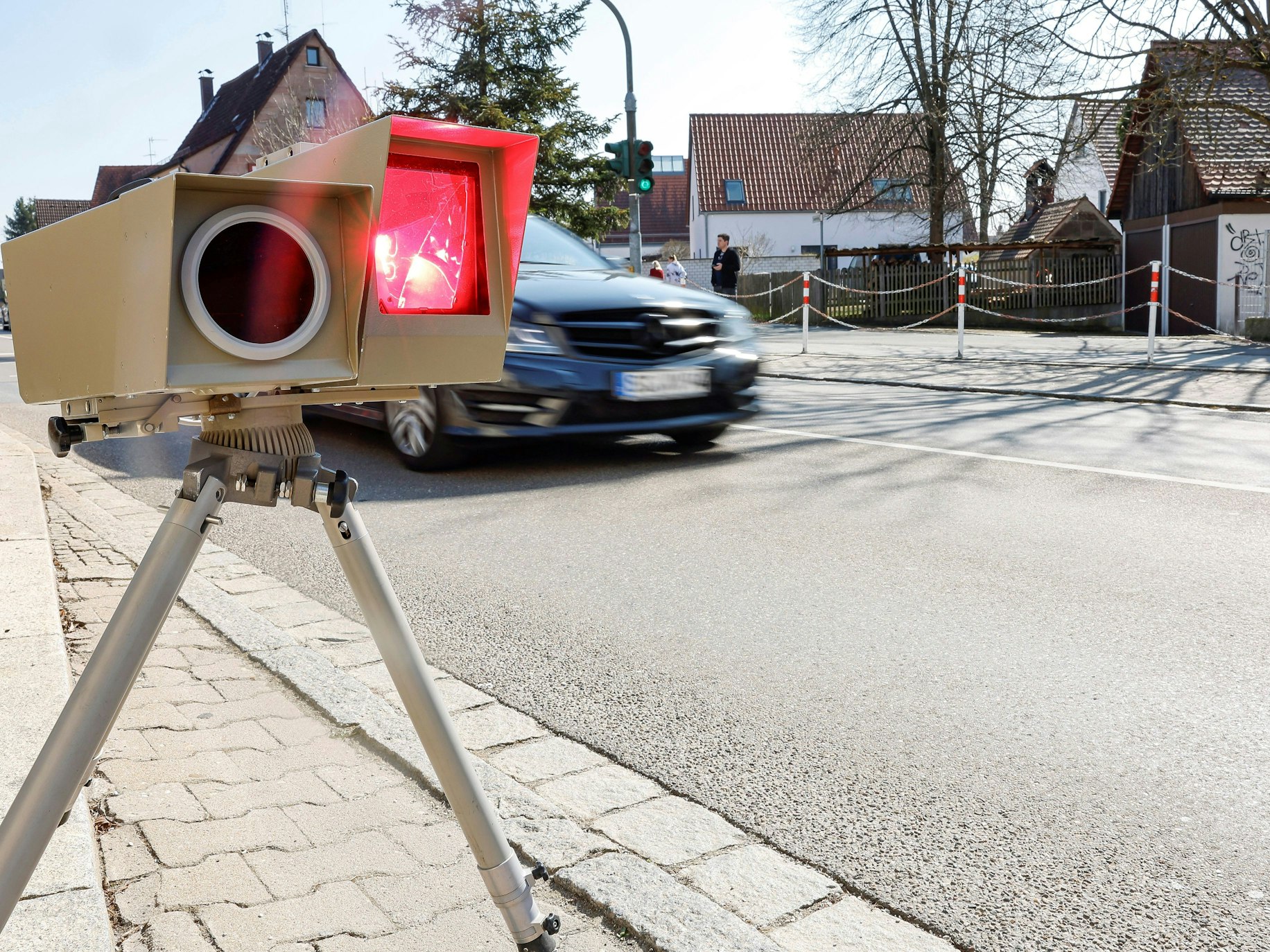 Geblitzt! Ein Geschwindigkeitsmessgerät löst vor einer Schule bei einem Auto aus.
